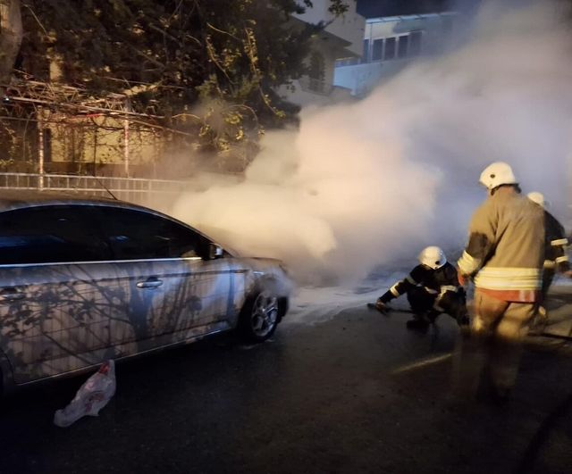 Belen'de park halindeki otomobilin motoru yandı, can kaybı yok