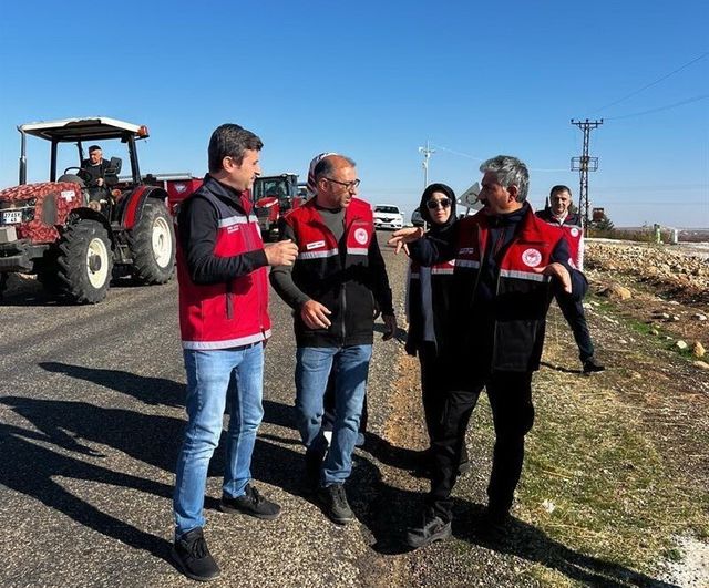Besni Konuklu Köyü'nde 750 dekarlık merada 11.250 kg gübreleme yapıldı