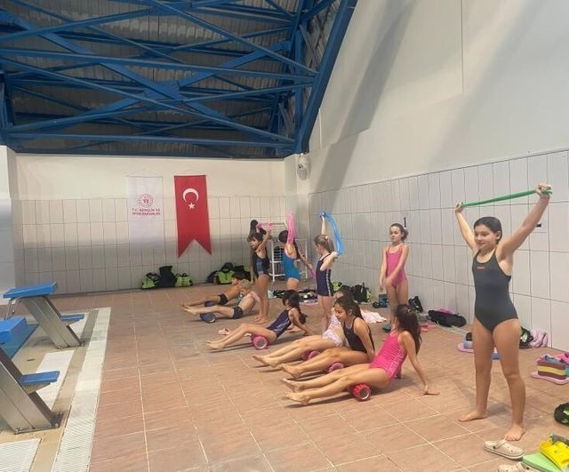 Bilecik Bahçelievler Yüzme Havuzunda Gençler Hız ve Dayanıklılık Antrenmanı Yaptı