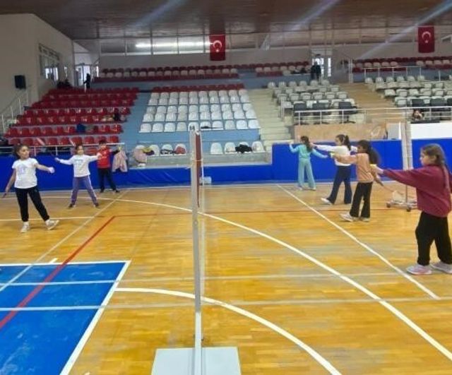 Bilecik'te badminton antrenmanları teknik ve fiziksel hazırlıkla yoğun tempoda sürüyor