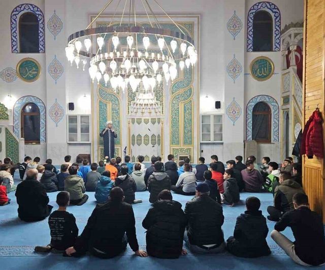 Bilecik'te 'Vakti Kuşanmak' projesi kapsamında öğrenciler Yunus Emre Camii'nde buluştu