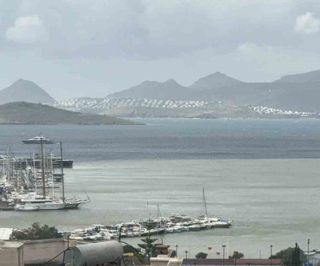 Bodrum’da sağanak ve fırtına: tekneler karaya oturdu, deniz rengi değişti