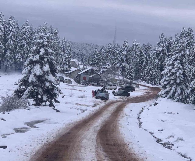 Bolu'da Arkut Dağı'nda kar örtüsü: yeşil alanlarda kalınlık 10 santimetreye ulaştı