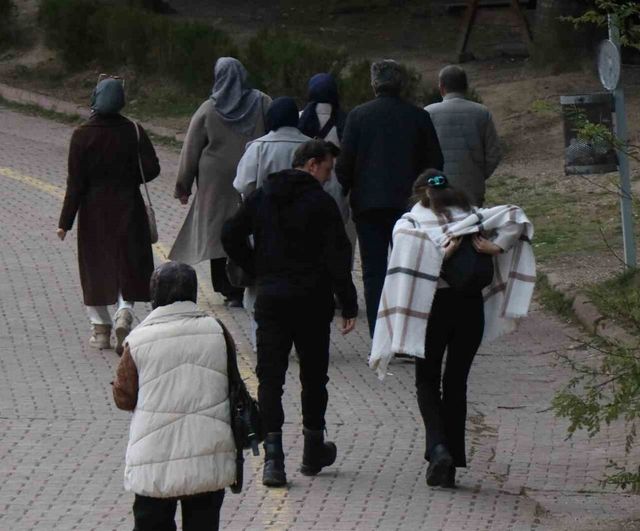 Bolu'da Gölcük Tabiat Parkı hafta sonunda ziyaretçi akını: Simge evin yansıması kartpostallık görüntüler oluşturdu