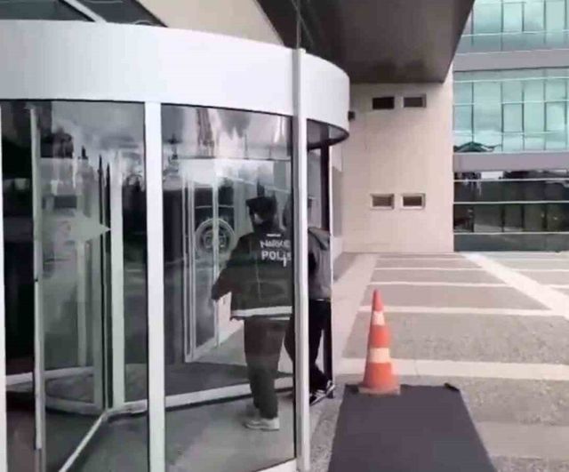 Bolu’da narkotik köpeği Pako kapı paneline gizlenmiş 3 kilo 846 gram kokaini tespit etti