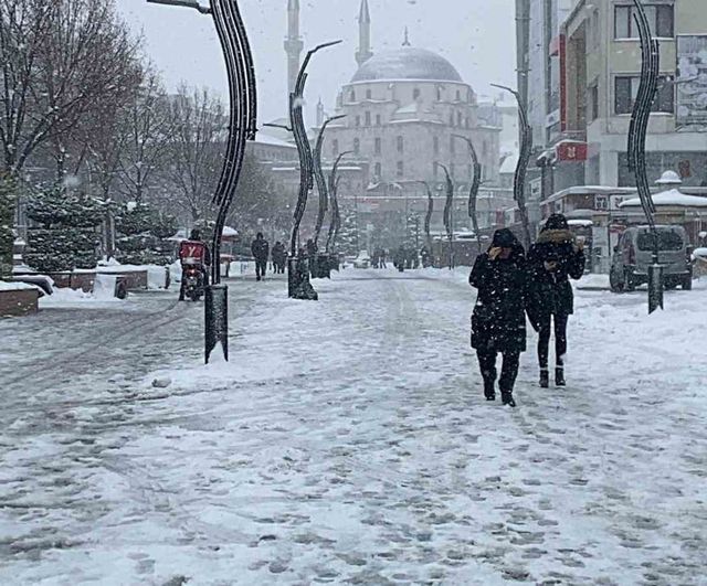 Bolu'da Öğle Saatlerinde Aniden Başlayan Kar Fırtınası Hayatı Olumsuz Etkiledi