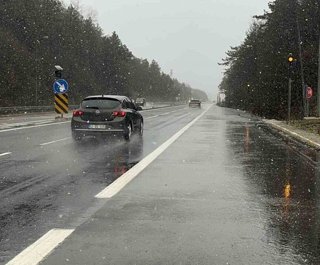 Bolu Dağı geçişinde D-100 kara yolunda kar yağışı etkili