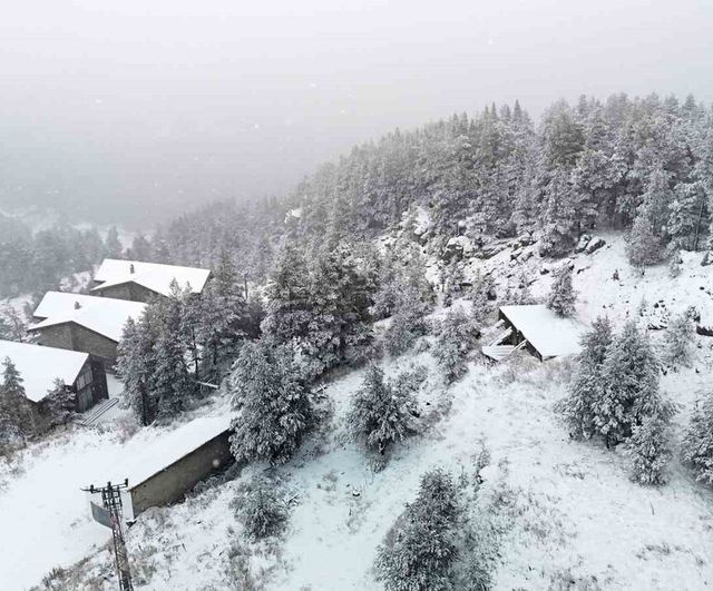 Bolu'nun yüksek kesimlerinde sabah saatlerinden itibaren kar yağışı etkili