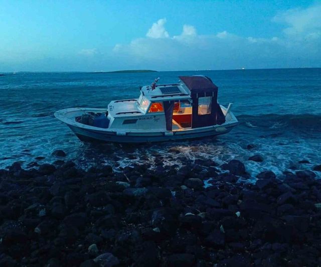 Bozcaada açıklarında karaya oturan 7,15 metrelik BARTU teknesi Sahil Güvenlik tarafından kurtarıldı