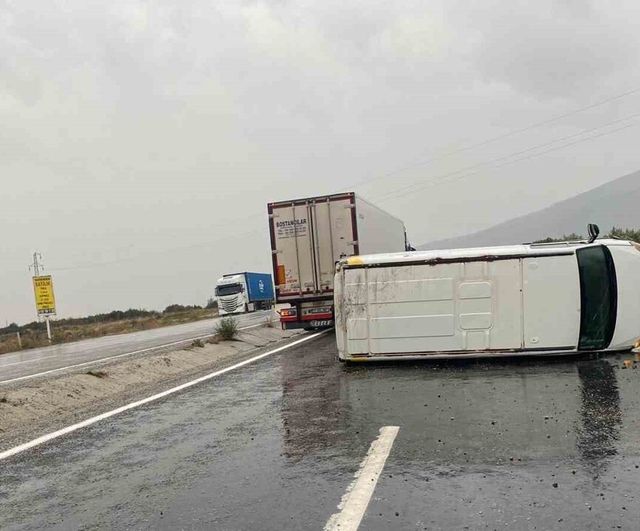 Buldan'da kontrolden çıkan minibüs devrildi: sürücü yaralandı