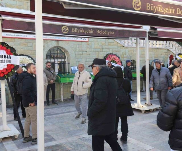 Burcu Özberk'in dedesi Cumhuriyet Yıldızlar Eskişehir'de son yolculuğuna uğurlandı