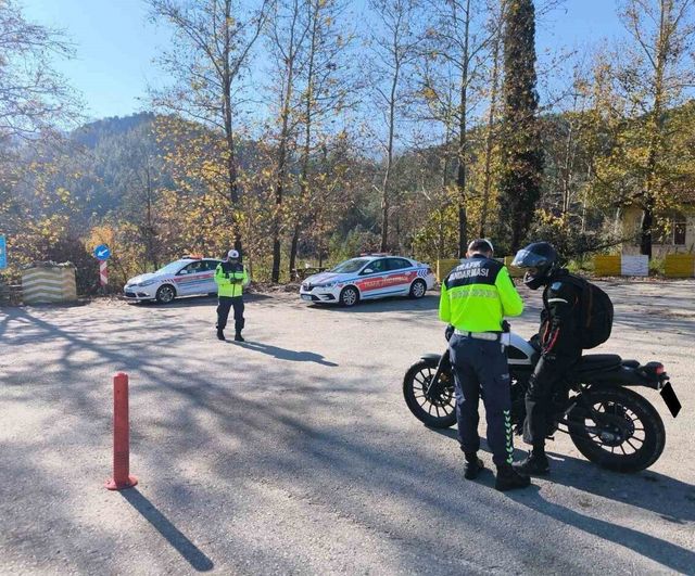 Burdur'da jandarma trafik denetimlerinde 7 bin 861 araç kontrol edildi