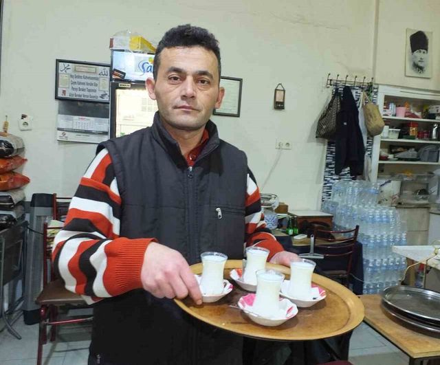 Burhaniye'de kahvehanelerde süt servisi yayılıyor: Günlük tüketim 15 litreyi buluyor