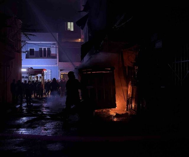 Bursa'da iki binayı saran yangında şehit polis İlyas Kaygusuz'un babasının evi zarar gördü