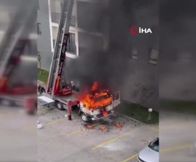 Bursa'da vinçli kamyon yangını: 6. kattaki taşınma sırasında kabin alev aldı