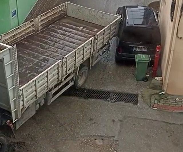 Bursa Kestel’de kamyon park halindeki hafif ticari araca çarptı, sürücü kaçtı