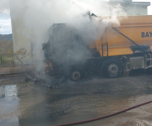 Bursa Mustafakemalpaşa'da hafriyat kamyonu alev alarak kullanılamaz hale geldi