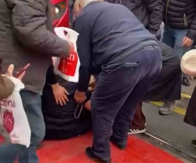 Bursa Osmangazi'de tramvayın çarptığı yaşlı adam hafif yaralandı