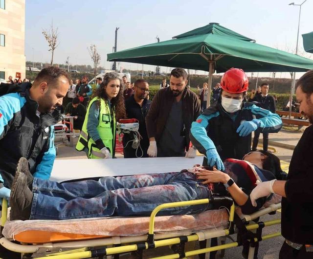Bursa Şehir Hastanesi'nde 7.2 senaryolu deprem ve yangın tatbikatı tamamlandı