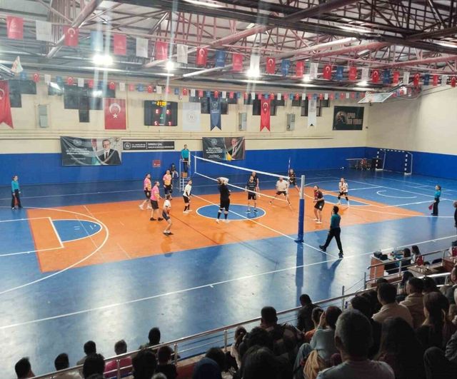 Çal'da Voleybol Turnuvası Tamamlandı: Erkekler ve Karma Kategorilerinde Şampiyonlar Belli Oldu