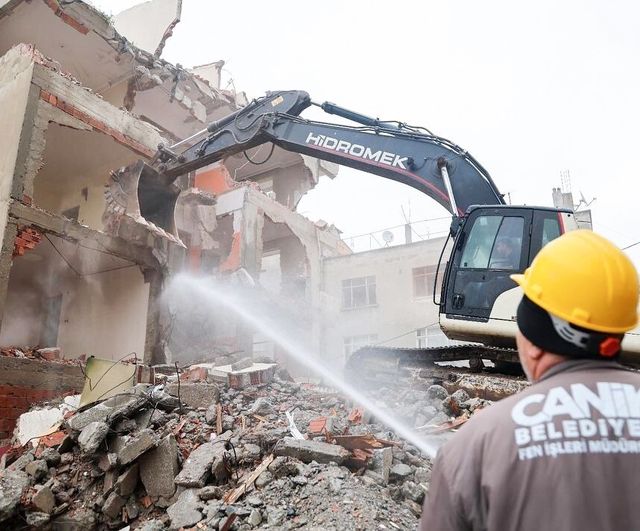 Canik'te 741 depreme dayanıksız binanın yıkımı sürüyor