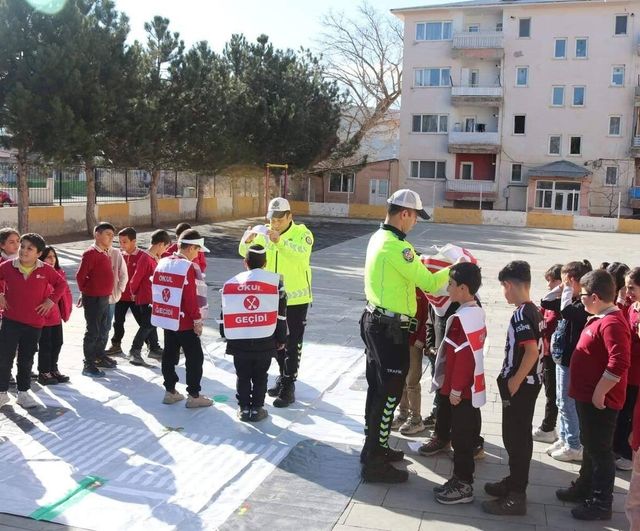 Çayırlı’da 29 Ekim İlkokulu öğrencilerine trafik güvenliği ve yaya önceliği eğitimi