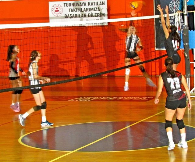 Çeşme Belediyespor Küçük Kız Voleybol Takımı sezonu bir hafta kala şampiyon tamamladı