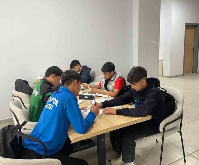 Cizre Diclespor U15 futbolcuları antrenmandan 100. Yıl Kütüphanesi'ne uzanan eğitim rutini kurdu