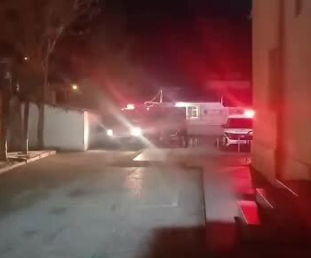 Çorum'da otomobil 3 metrelik istinat duvarından okul bahçesine düştü: 2 yaralı