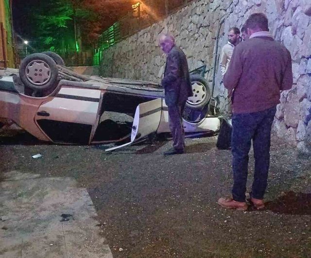 Çorum'da otomobil istinat duvarından okul bahçesine düştü: 2 yaralı