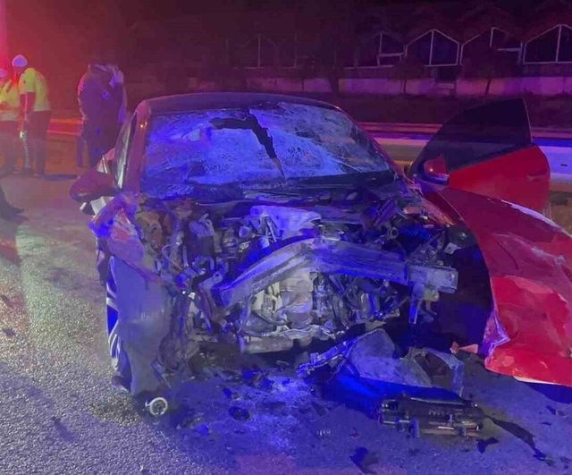 Çorum’da otomobil tıra çarptı: Yolcu Yaşar Kağan Akgül (22) yaşamını yitirdi