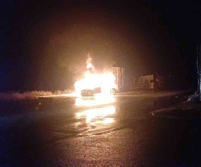 Çorum'da park halindeki otomobil alev aldı; 19 ABC 463 plakalı araçta büyük maddi hasar
