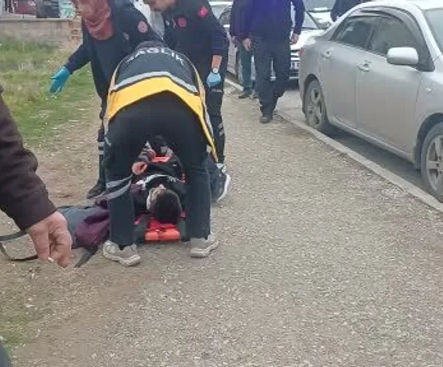 Çorum’da parkta şakalaşırken ekmek bıçağının üzerine düşen genç yaralandı