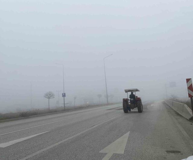 Çorum Osmancık’ta Yoğun Sis Ulaşımı Aksattı: Görüş Mesafesi 30 Metreye Düştü