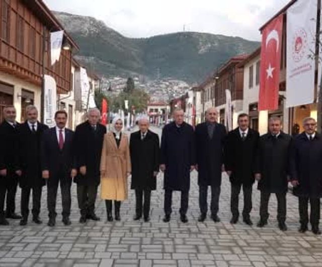 Cumbaşkanı Erdoğan, tarihi caddenin aydınlatma törenine katıldı