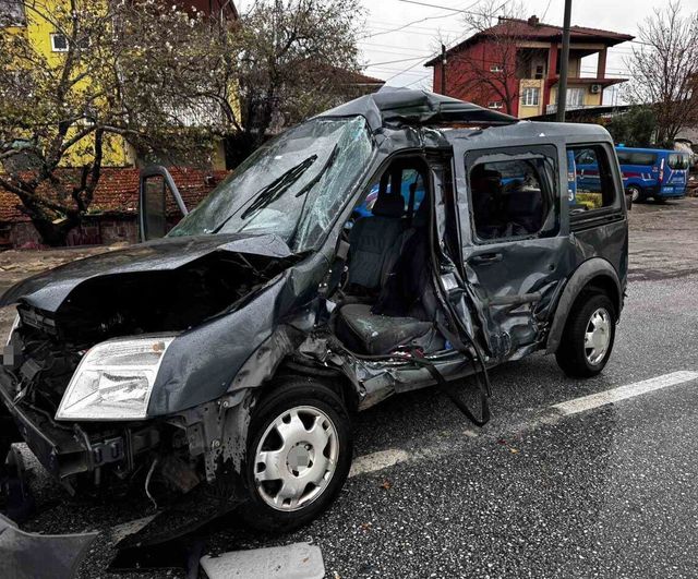 Denizli-Afyon kara yolunda şerit değiştirme kazası: 1 ölü, 2 yaralı