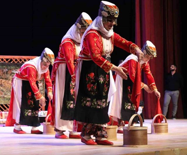 Denizli’de Urfa Sıra Gecesi: Şanlıurfa Kültürü Nihat Zeybekci Kongre Merkezi’nde Sahnelendi