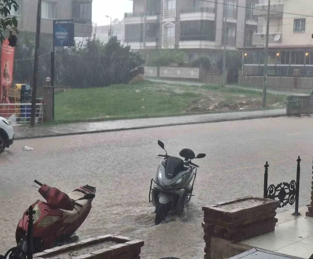 Didim'de sağanak yağmur cadde ve bulvarları suyla kapladı