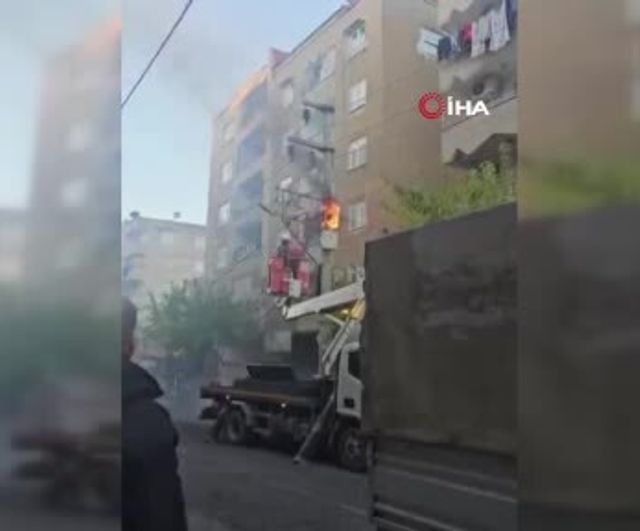 Diyarbakır Bağlar'da trafoda aşırı yüklenme sonucu yangın; itfaiye söndürdü, elektrik geri verildi