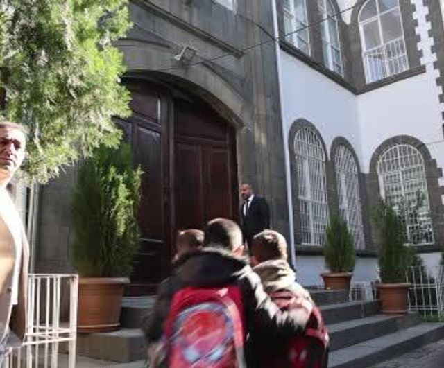 Diyarbakır'da 115 yıllık Ziya Gökalp İlkokulu, Sur'daki bazalt kapısıyla nesillere eğitim veriyor