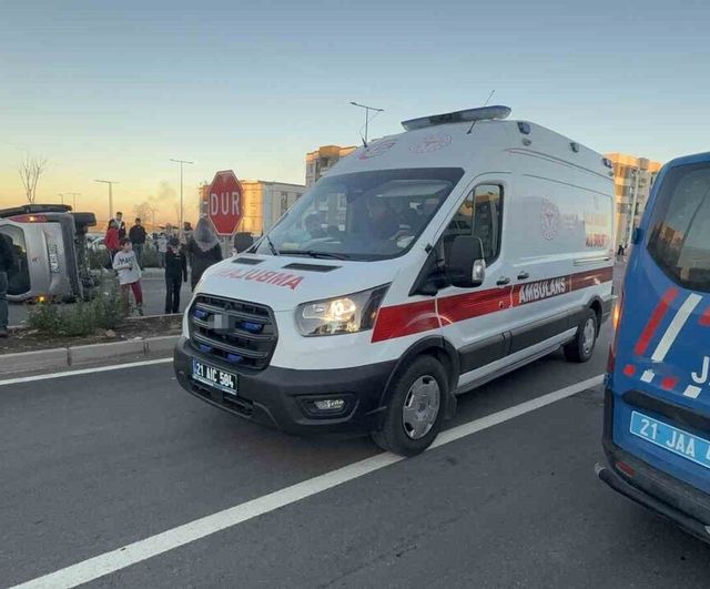Diyarbakır'da Kafa Kafaya Çarpışma: Hafif Ticari Araç Yan Döndü, 2 Kişi Yaralandı