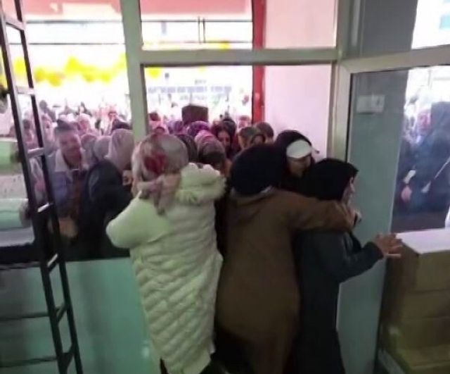 Diyarbakır Ergani'de ucuzluk pazarı açılışında izdiham yaşandı