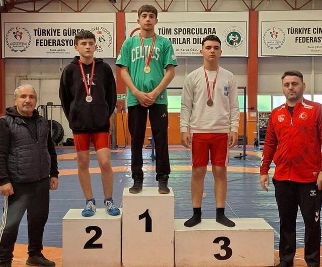 Düzce'de Okul Sporları Gençler Güreş Müsabakalarında Dereceler Belli Oldu