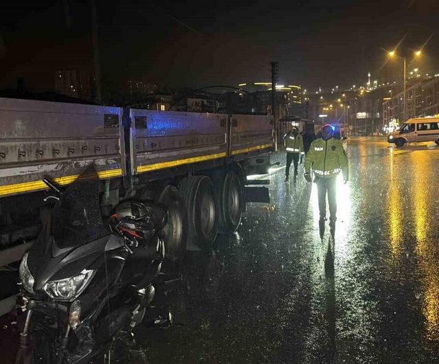 Düzce'de sağanakta kayan motosiklet park halindeki tıra çarptı, sürücü ağır yaralandı