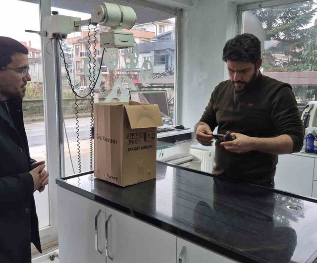 Düzce'de yol kenarında bulunan uçamayan kumru veteriner kliniğine teslim edildi
