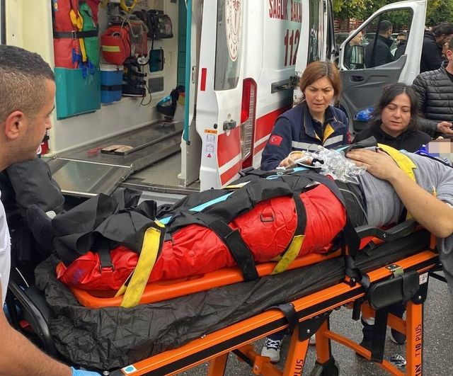 Efeler'de hafriyat kamyonu ile çarpışan motosikletli kurye ağır yaralandı