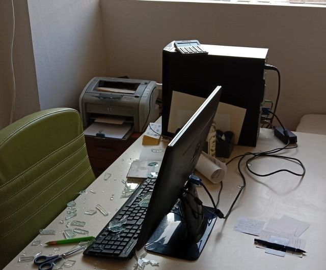 Elazığ'da aile sağlığı merkezine taşlı saldırı: Doktora tehdit notu bırakıldı