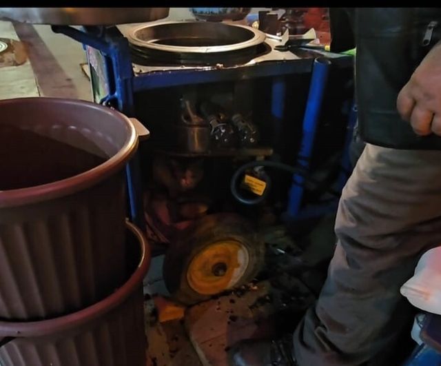 Elazığ'da kestaneci Yahya Kılıç, sokak kedisini tüplü kazanının yanında koruyor