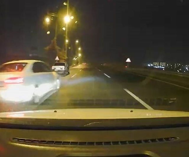 Elazığ'da yağmurda ıslanan yolda makas atan sürücü kameraya yansıdı