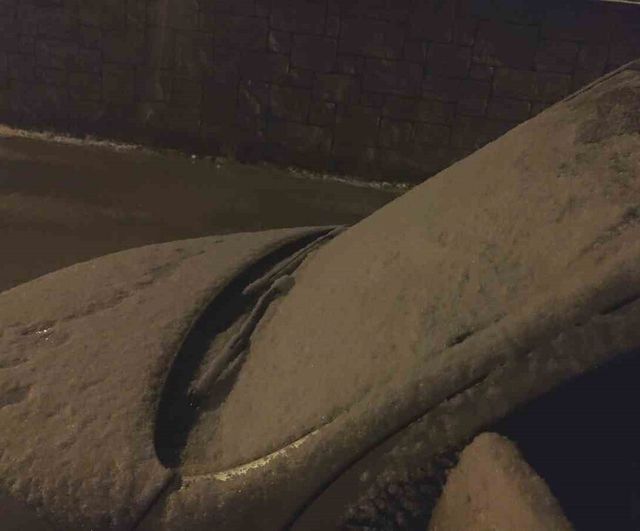 Erciş'te gece başlayan kar yağışı şehir merkezini ve yüksek kesimleri beyaza bürüdü